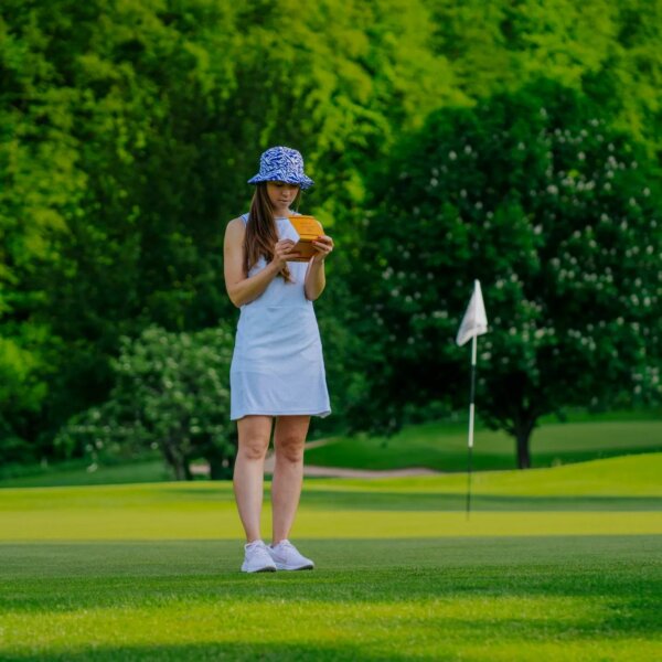 Golferin auf dem Green