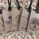 Personalisiertes Holz-Bagtag, verschiedene Farben