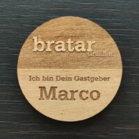 Namensschild aus Holz. Mit Logo. Lasergravur.