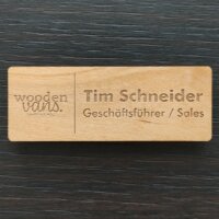 Namensschild aus Holz. Mit Logo. Lasergravur.