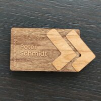 Namensschild aus Holz. Mit Logo. Lasergravur.