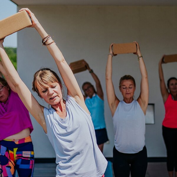 Yogaübung mit personalisiertem Kork Block von clubtags