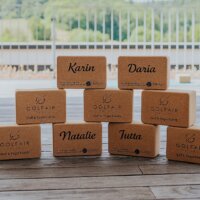 Yogaübung mit personalisiertem Kork Block von clubtags