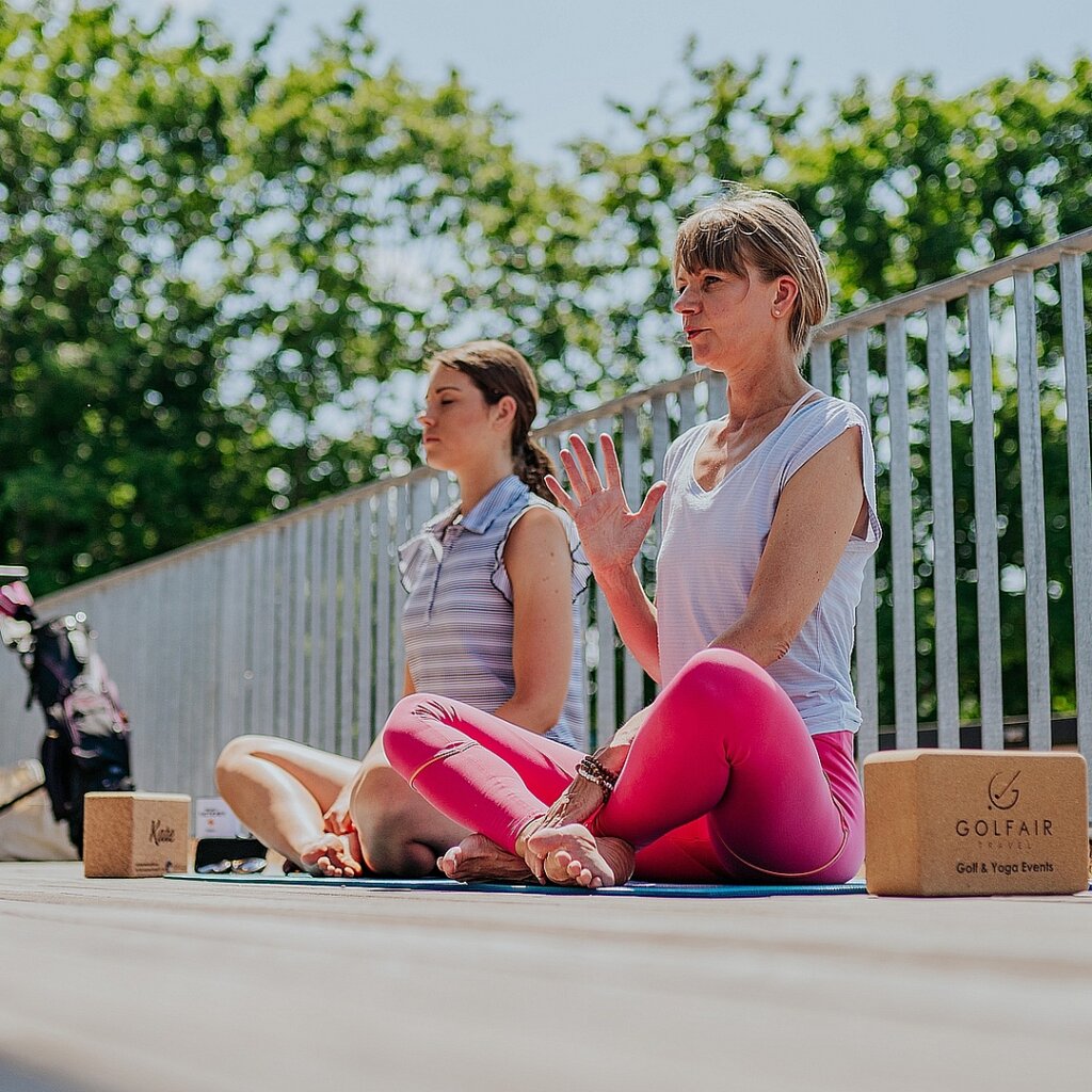 Yogaübung mit personalisiertem Kork Block von clubtags