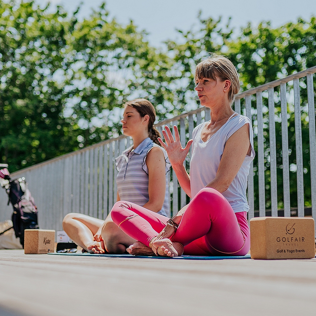 Yogaübung mit personalisiertem Kork Block von clubtags