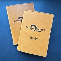 Carpeta de tarjetas de puntuación de cuero color azafrán con etiquetas de club