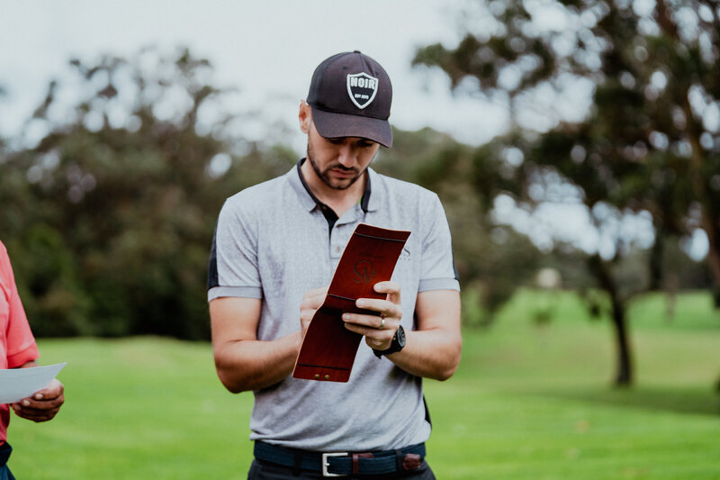 Golf Pro Andy Stocks notiert seinen Score auf seiner Scorekarte, geschützt vom Tour-Format von clubtags