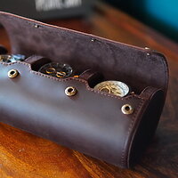 Uhrenrolle aus Sattelleder personalisiert