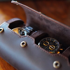 Uhrenrolle aus Leder personalisiert