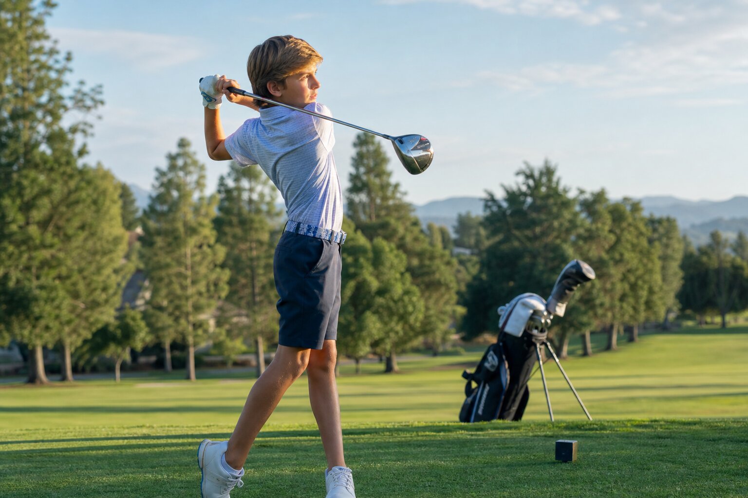 Junger Golfer am Abschlag